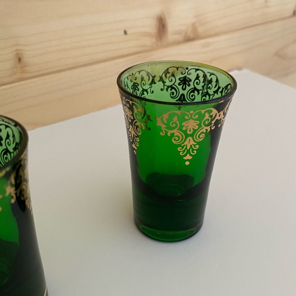 Vintage Emerald Green Gold Accent Shot Glasses Mid Century Barware Retro - Picture 4 of 8